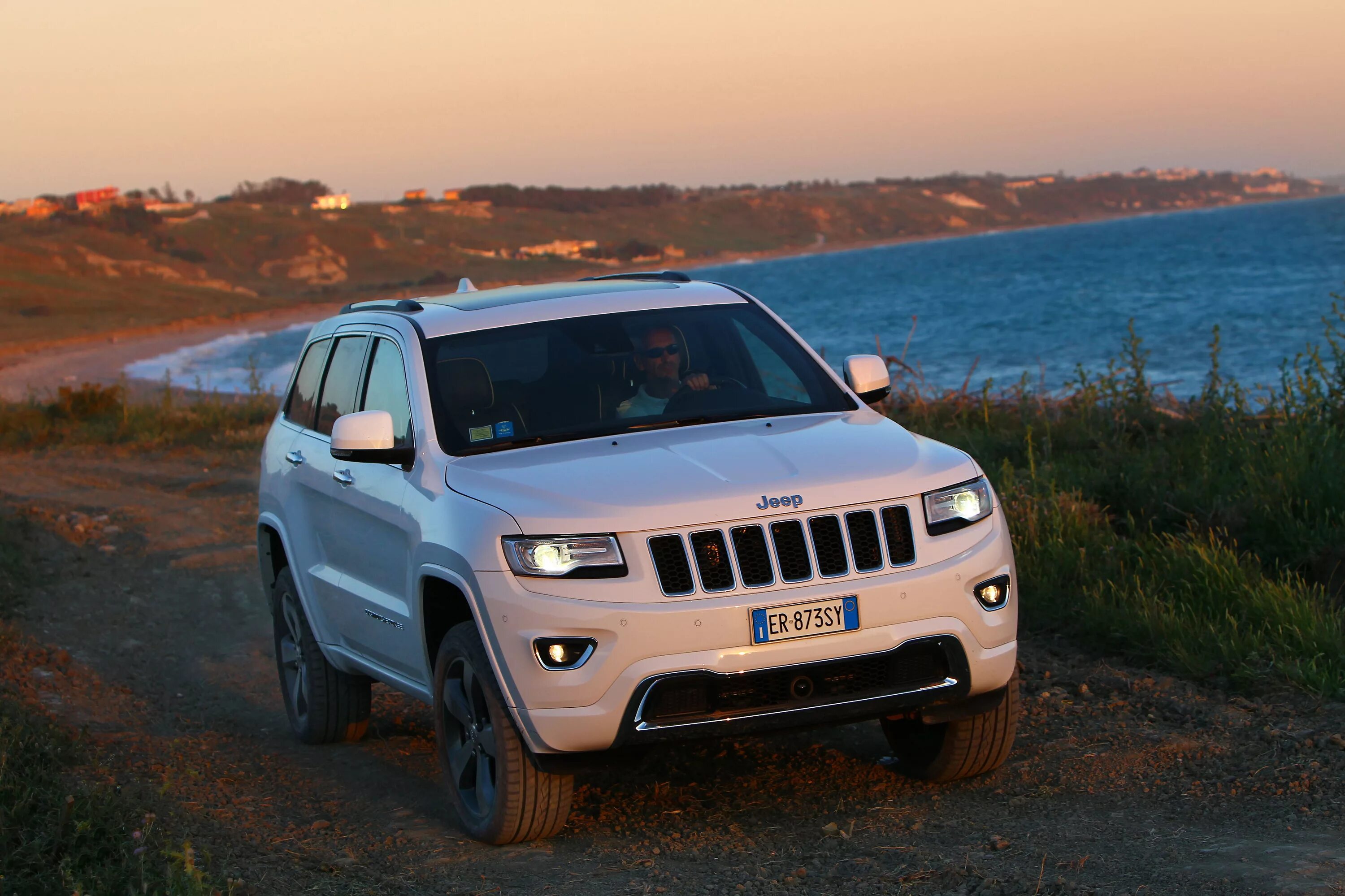 Jeep Grand Cherokee 2013. Jeep Grand Cherokee IV (wk2). Jeep Grand Cherokee wk2 Overland 2014. Джип Гранд Чероки Overland 2013.