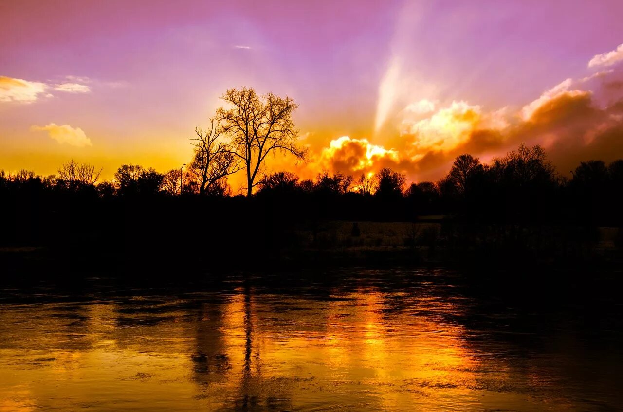 Парень вдалеке на горе. Peaceful atmosphere. Красный закат. Evening цитаты. Мягкое свечение на горизонте.