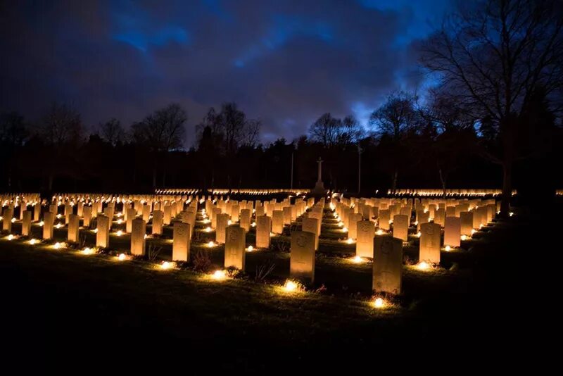свечение на кладбище ночью. светящиеся могилы. могилы светятся. свечение могилы. свечение могил на кладбище фосфор.