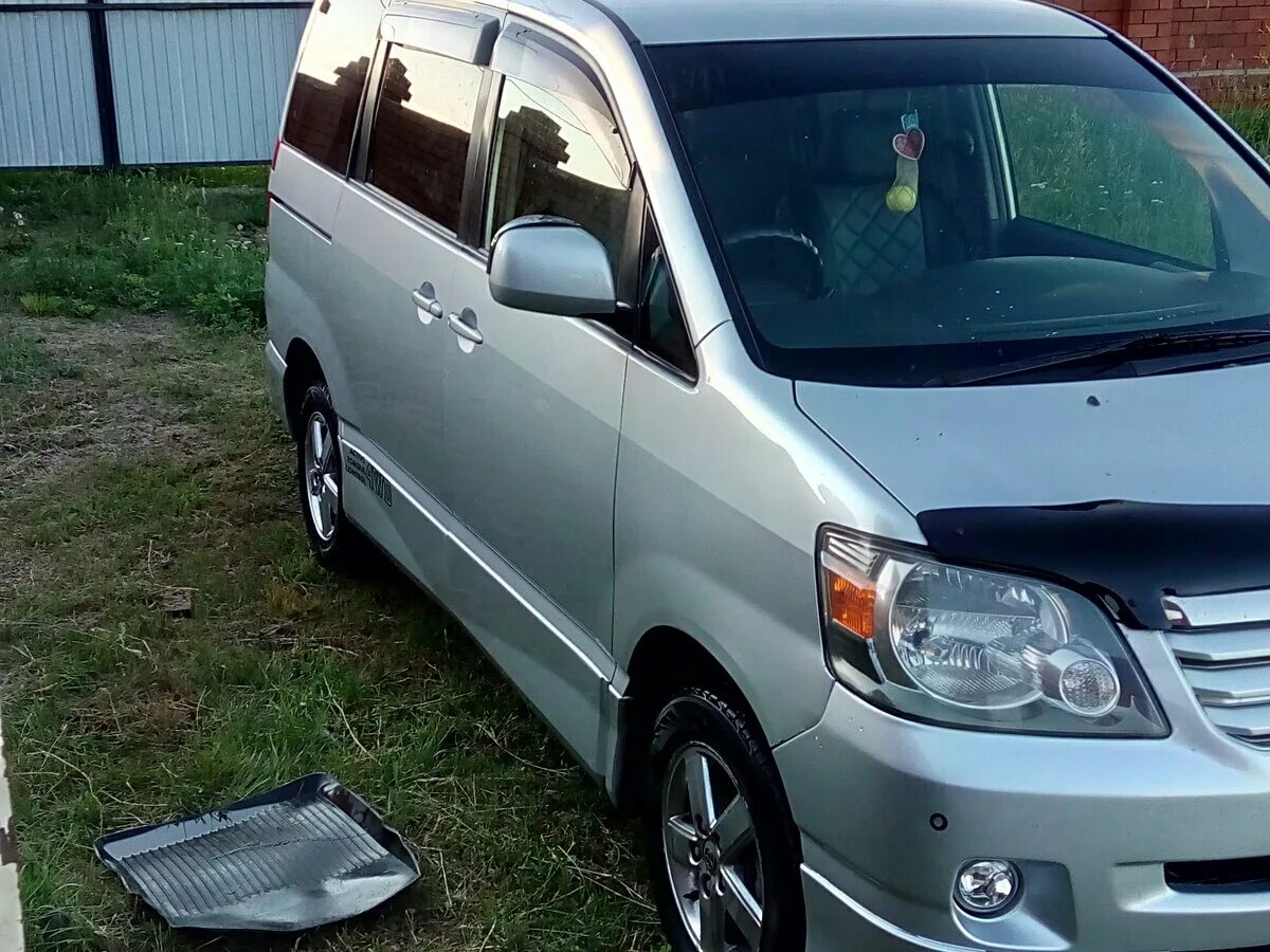 Toyota Noah 2001. Тойота Ноах r60. Минивэн Тойота Ноах. Тойота Ноах 2001 года.