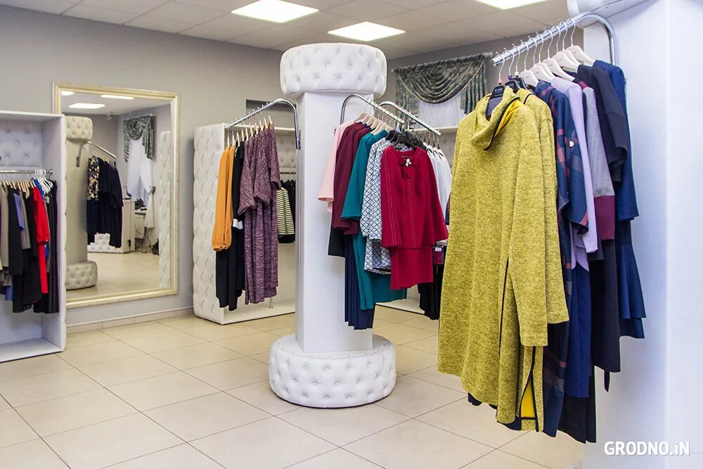 Выкладка одежды в магазине. Продавец одежды. Magnum одежда. Отдел женской одежды. Картинки на тему в отделе одежды.