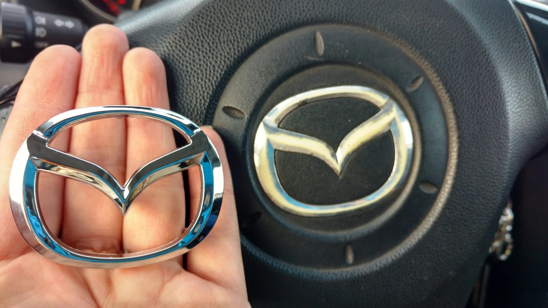 Старый логотип mazda. Шильдик мазда 3 на руль. Значок мазда 6 на руль. Значки мазда 3. Черный значок мазда 3 бк.