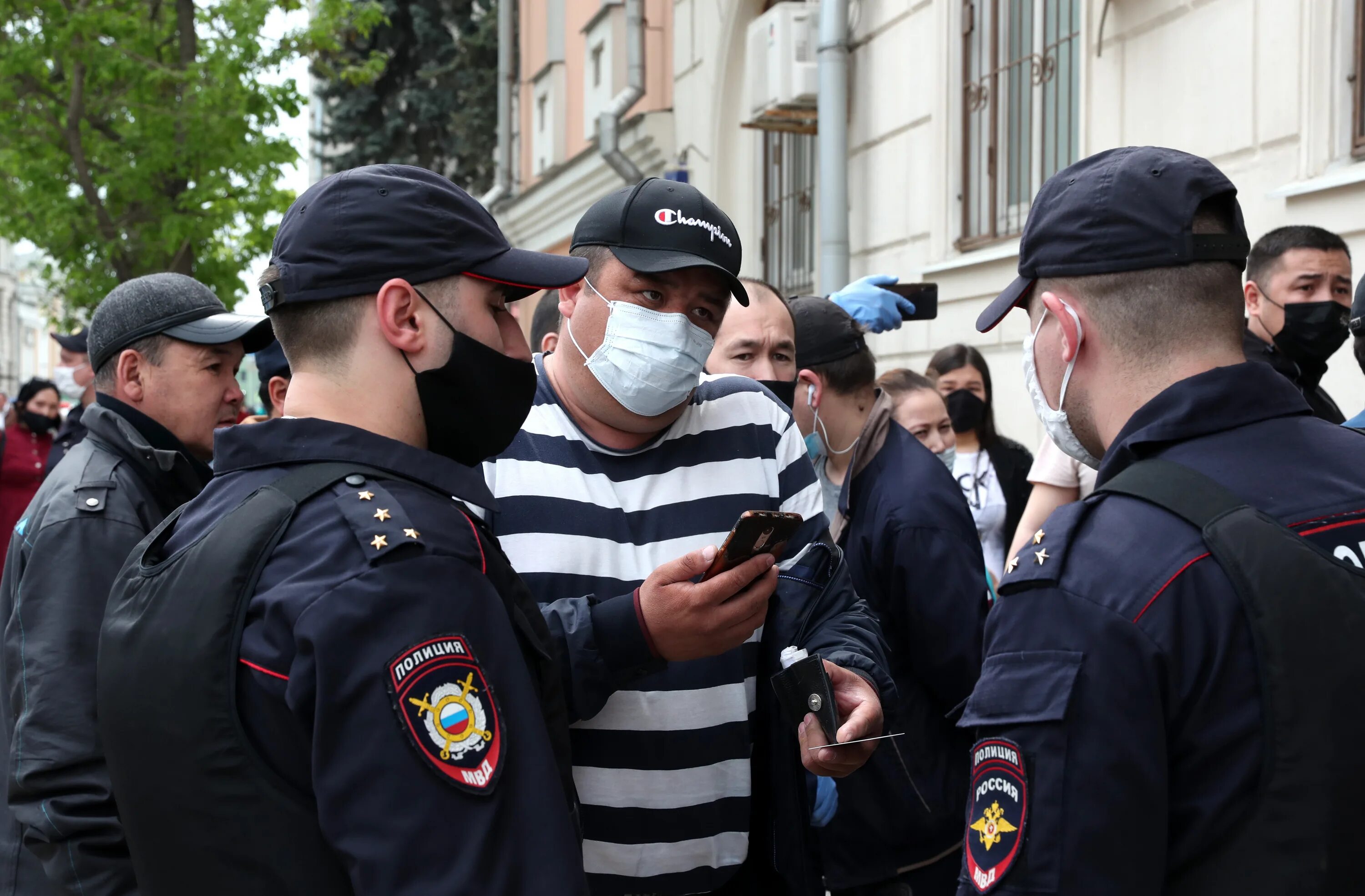 Посольство Узбекистана в Санкт-Петербурге. Консул посольство в Санкт Петербурге Узбекистан. Мигранты и полиция. Полиция проверяет мигрантов. Эмигрант санкт петербург