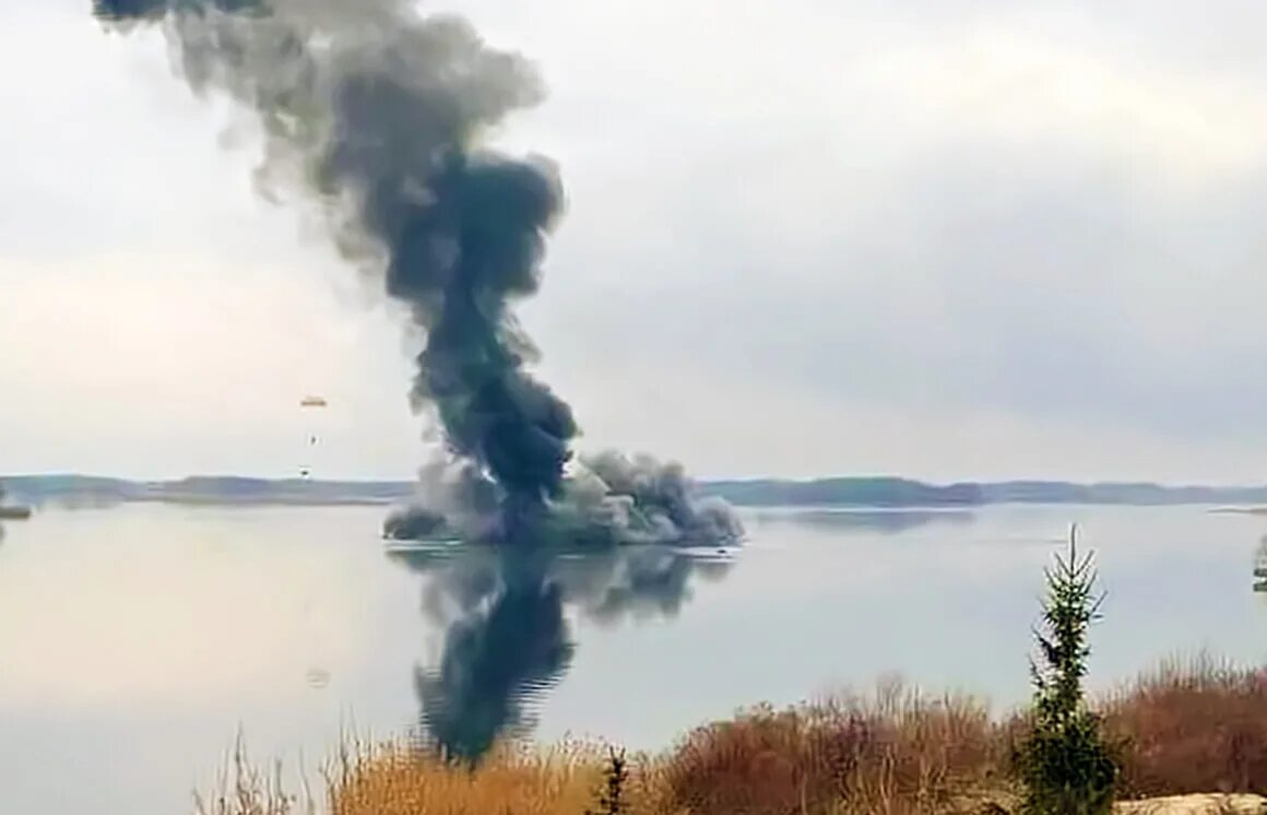 Вертолеты над киевским водохранилищем. Дым над Вышгородом над Киевской ГЭС. Днепр взрыв нефтебазы. Удар по Днепру. Вертолет над железногорском водохранилище