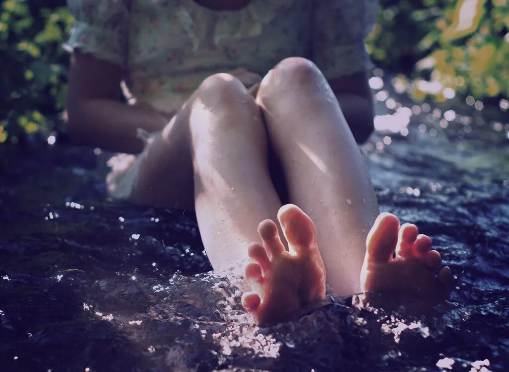 Женщина лед. Женские ноги в бассейне. Женские ступни в воде. Босиком по стеклам. Ступни в воде.