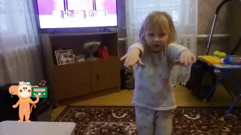 Папа помогает насте