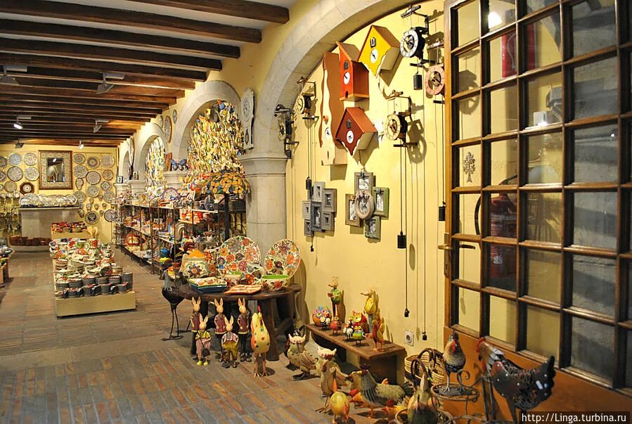 интерьер магазина подарков. стенд для украшений. магазин хэнд мэйд москва. рукоделие на продажу. магазин подарков и сувениров.