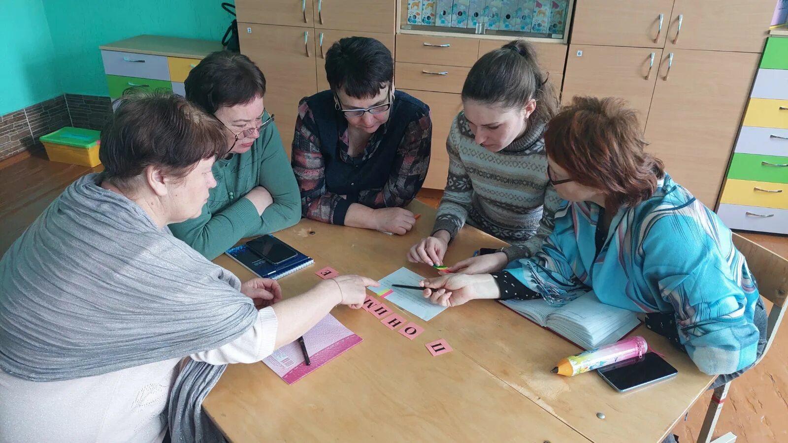 Педагогическая группа в школе. Мастер-класс для учителей начальных классов. Коллектив учителей начальных классов. Творческое чтение. Мастер класс для учителей начальных классов по ПДД.