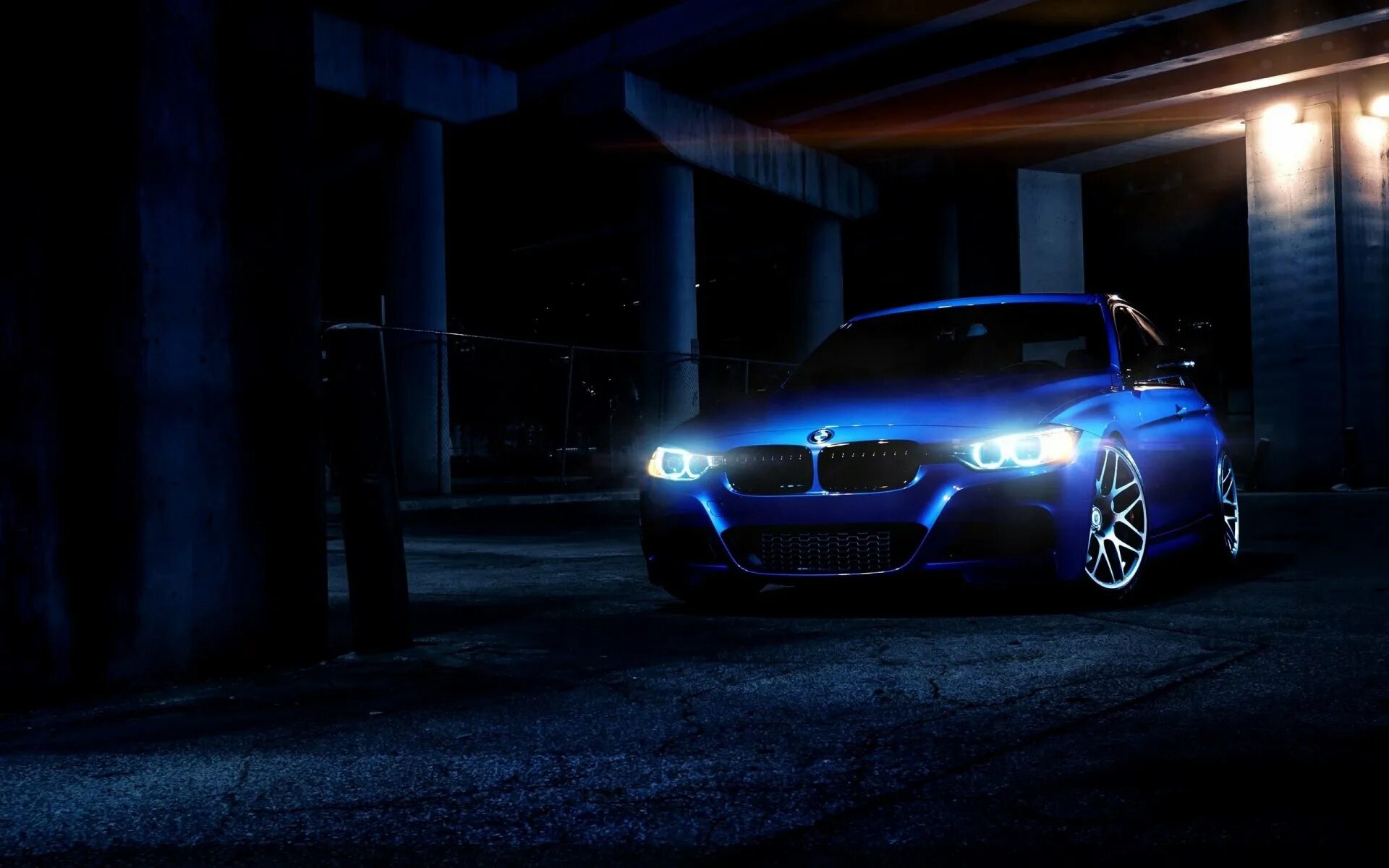 Фары черной машины. BMW m5 неон. BMW m5 f10 в темноте. BMW f30. BMW m3 в темноте.