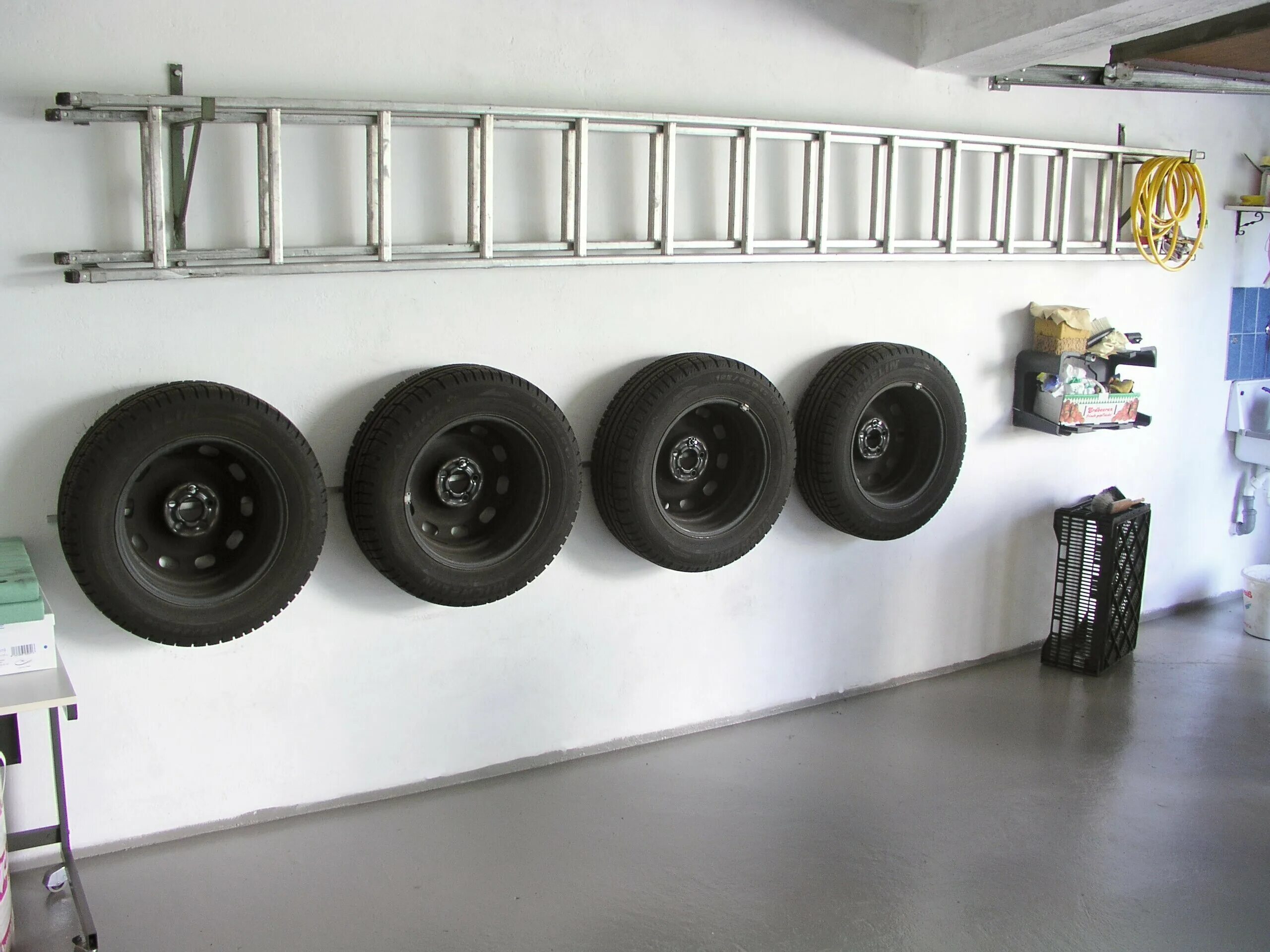 крепление колес на стену. кронштейн для хранения колес на стене. крепление колес на стену. кронштейны для хранения колёс stw001. крепление колес на стену.