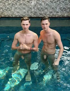 CzechGayTwins (450K)🇺 🇦 Barcelona 😋. 