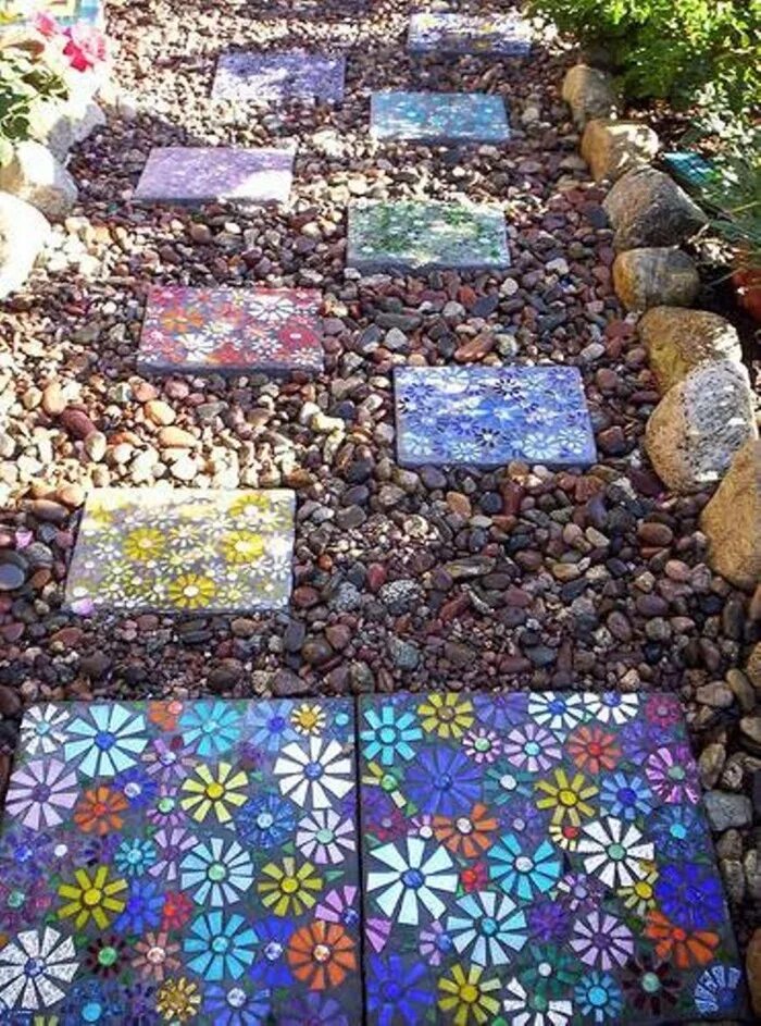 Старая плитка на даче. Мозаика в саду. Дорожки из битой плитки. Мозаика на садовых дорожках. Садовые дорожки.