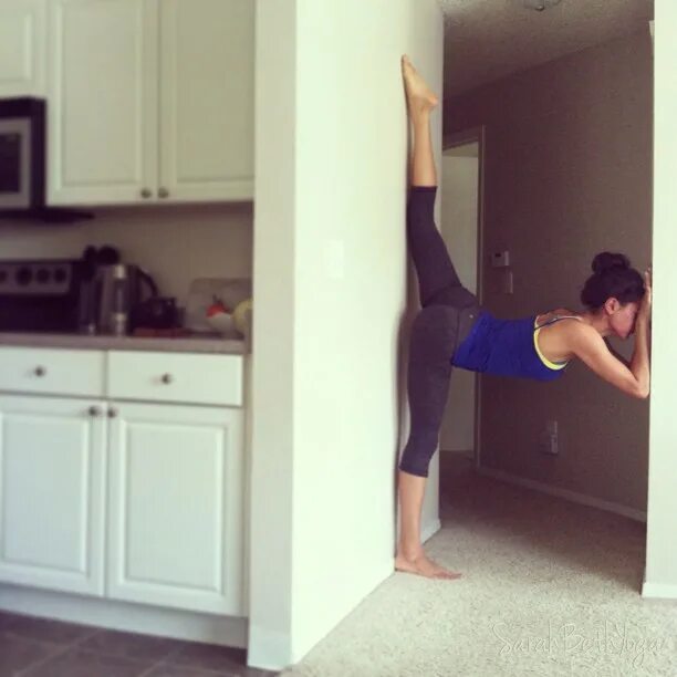 Девушка летает. Фотографий девушек для поднятия. Парень несет девушку на руках в доме. Упражнения с колесом. Человек с поднятыми руками ракурс.