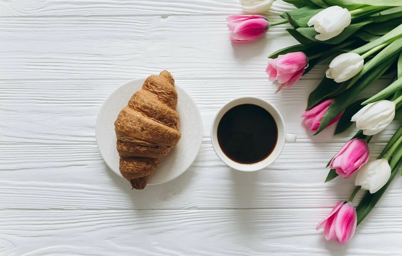 Кофе и тюльпаны картинки. Красивый завтрак с цветами. Кофе и цветы. Тюльпаны и кофе. Весенний завтрак.