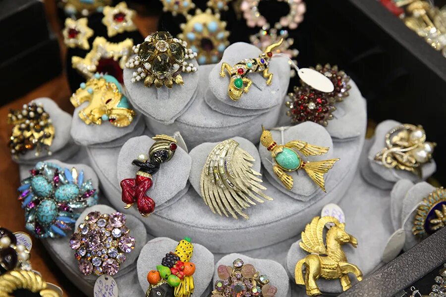 Стопка чемоданов. Старинные фотопластины. Ретро камера на айфон. Фотокамеры на витрине. Бижутерия на ярмарке.