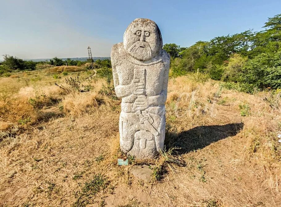 Идол 18. Каменные бабы балбалы Алтай. Каменные изваяния (каменные бабы) в Алтае. Каменные бабы остров Хортица. Каменные изваяния скифов.