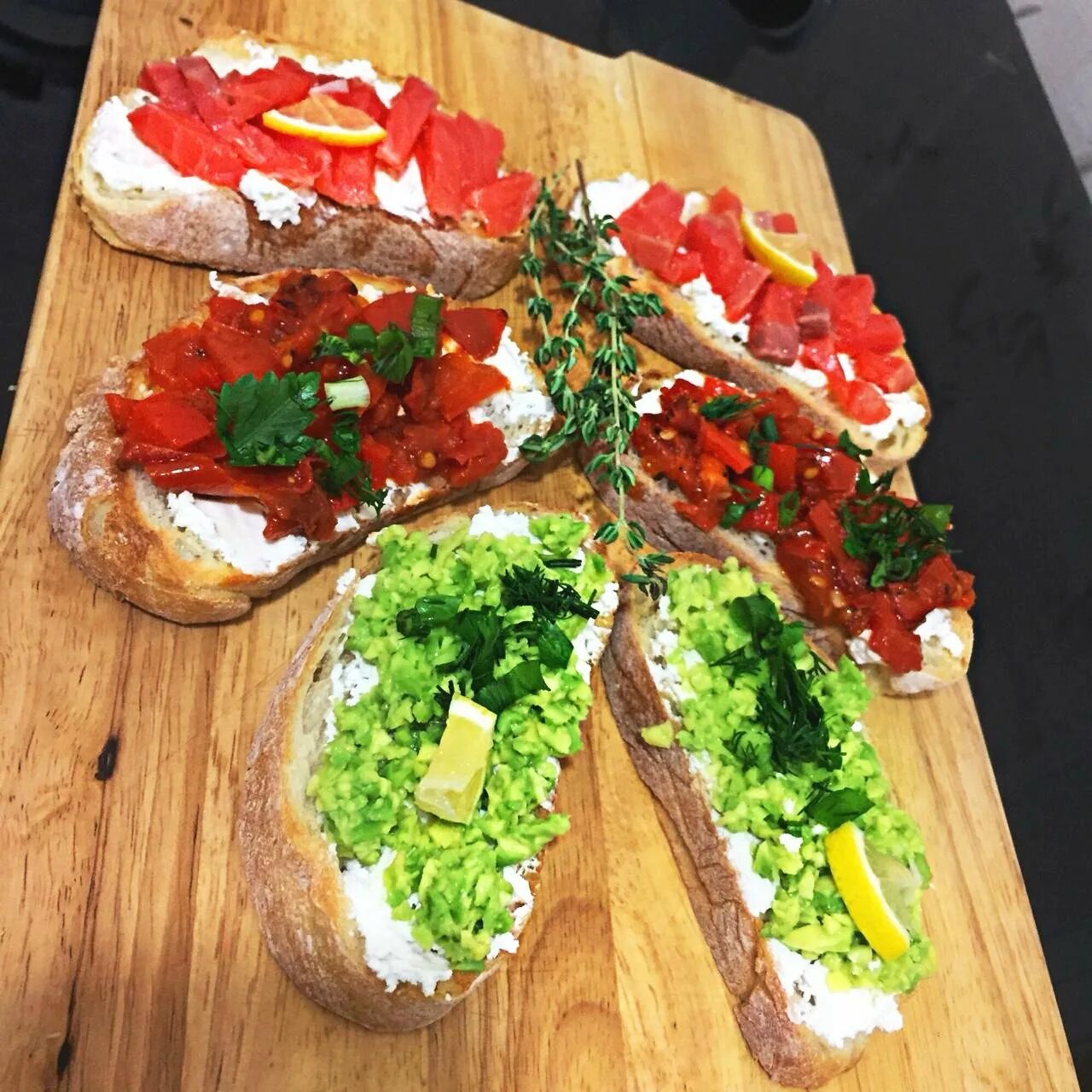 Брускетта с лососем и авокадо. Брускетта с красной рыбой. Брускетты с авокадо и лососем. Брускетта с авокадо и красной. Брускетта с семгой и авокадо.