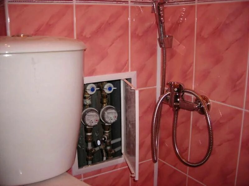 Трубы в ванной. Короб закрыть трубы в ванной. Спрятать счетчики в ванной. Трубка для ванной.