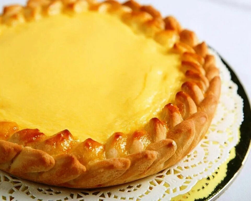 Сметанный дрожжевой пирог. Сметанный дрожжевой пирог. Сметанник чизкейк. Дрожжевой пирог с ревенем. Пирог с ягодами и сметанной заливкой.