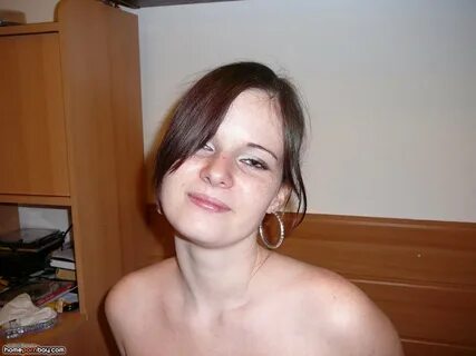 m.homepornbay.com album amateur-brunette-nude-posing-and-cock-sucking-pics?...