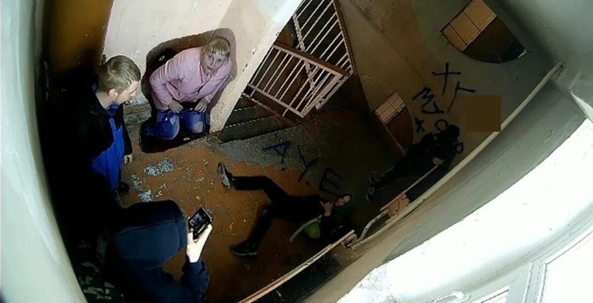 Сосед установил камеру в подъезде. Камера видеонаблюдения в подъезд. Наблюдение в подъезде. Подъездные камеры.
