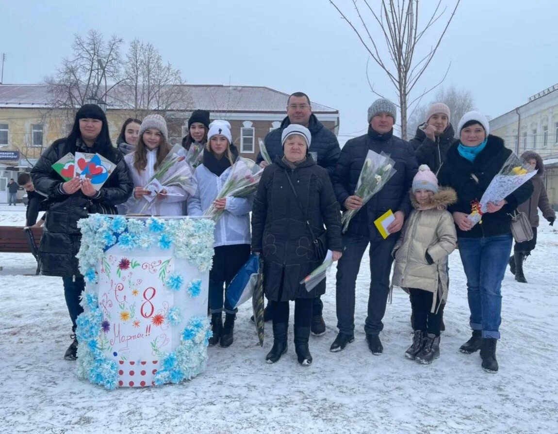 Работа мичуринск для женщин. Администрация города Мичуринска. Администрация Мичуринска сотрудники. Букеты Мичуринск. Праздник весенние сюрпризы фото.