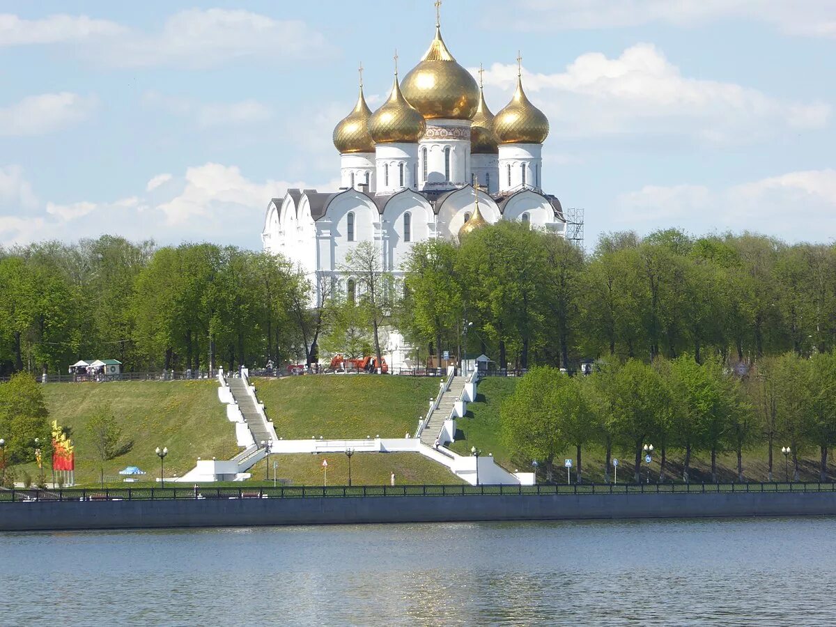 Ярославль фото. Ярославль-московский. Храмовый ансамбль в коровниках ярославль. Ярославль в начале июня. Тихвинская церковь ярославль.