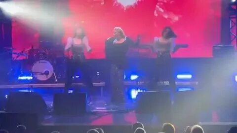 Видео песни на сцене