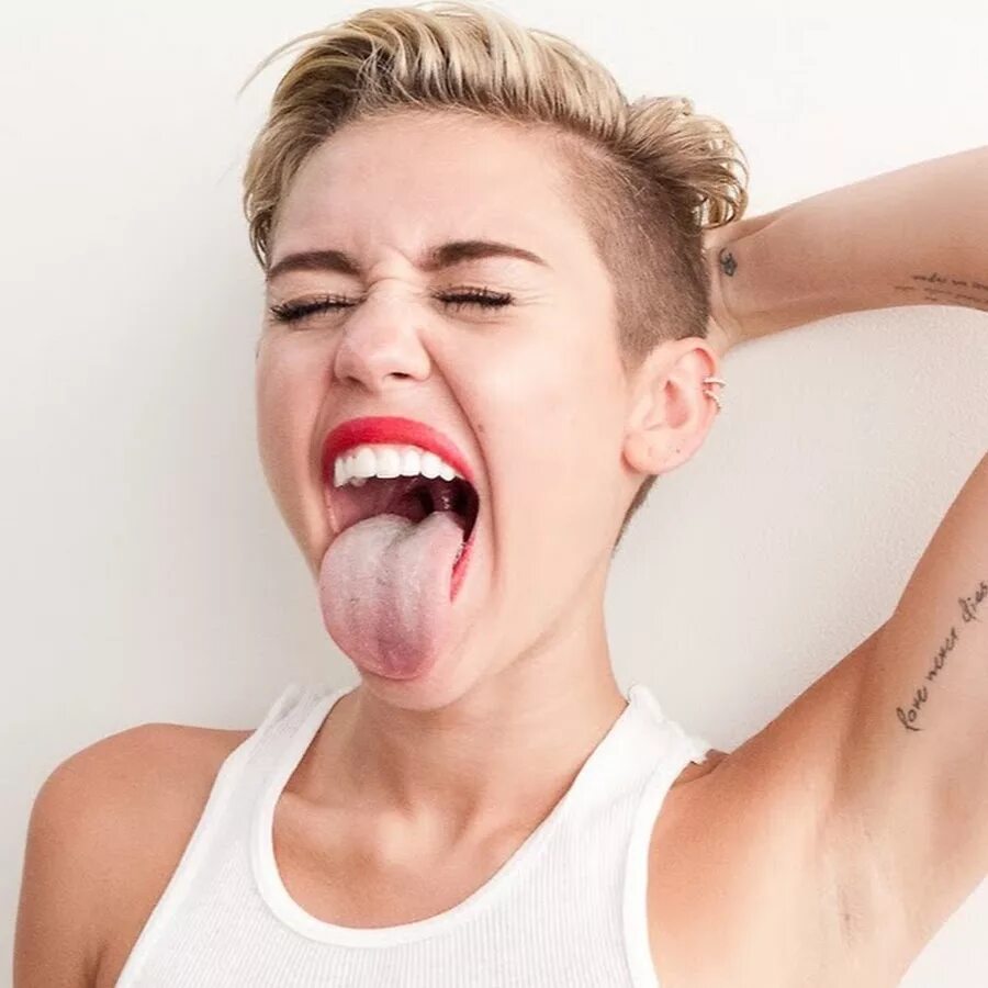 Сильно открытый рот. Майли сайрус глотка. майли сайрус рот. miley cyrus язык. майли сайрус язык.