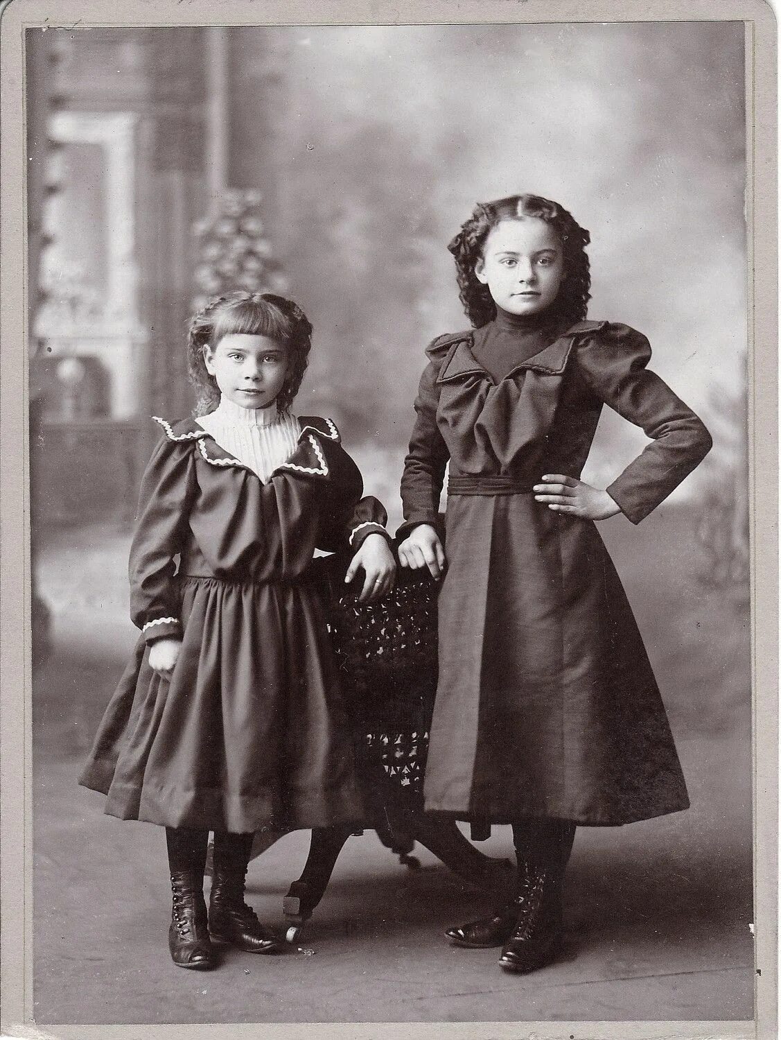Two sisters old. Дети из прошлого. Vintage sister.