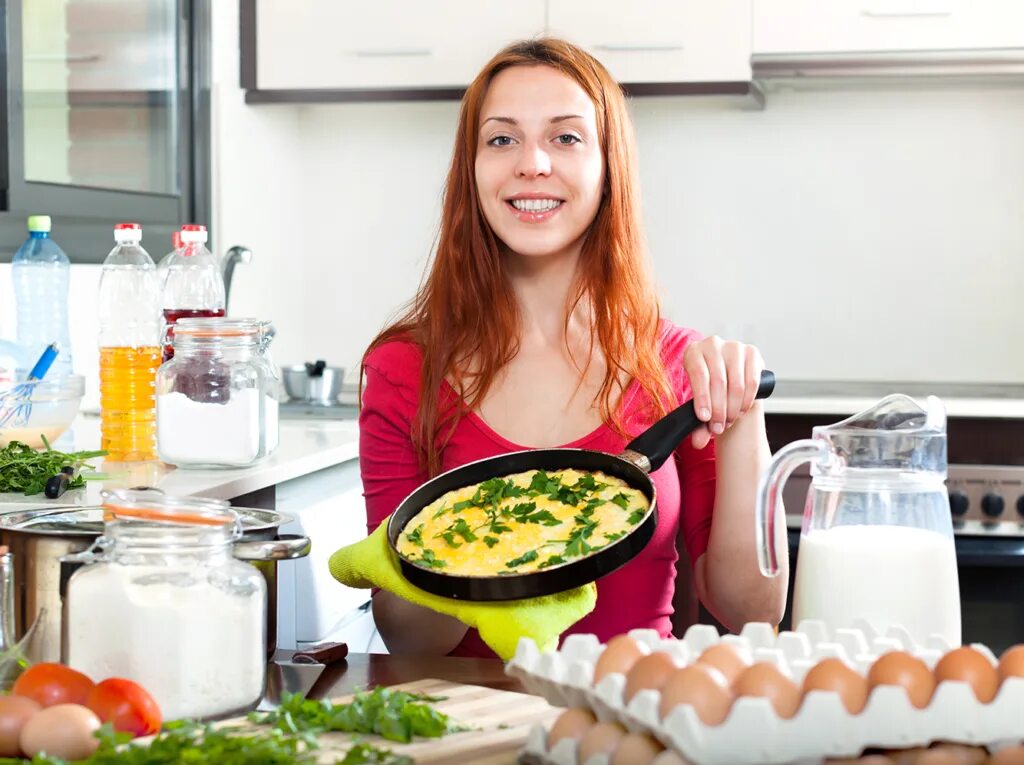 Сонник вкусно есть. Хозяйка с едой. Женщина на кухне. Хозяйка на кухне. Готовка пищи.