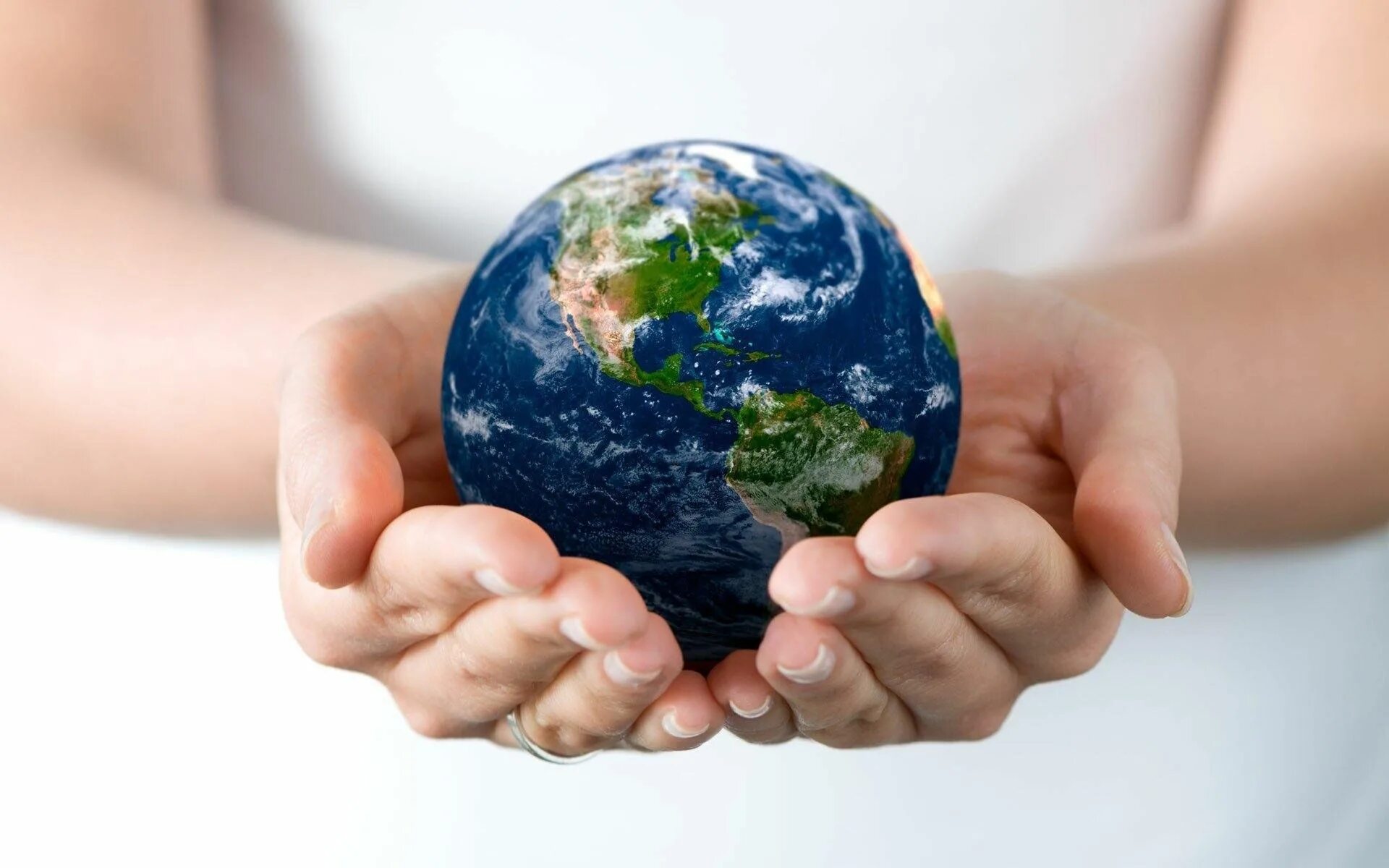 Человек спасший землю. Экология земля в руках. Защита природы. Экологический земной шар. Будущее планеты в наших руках.