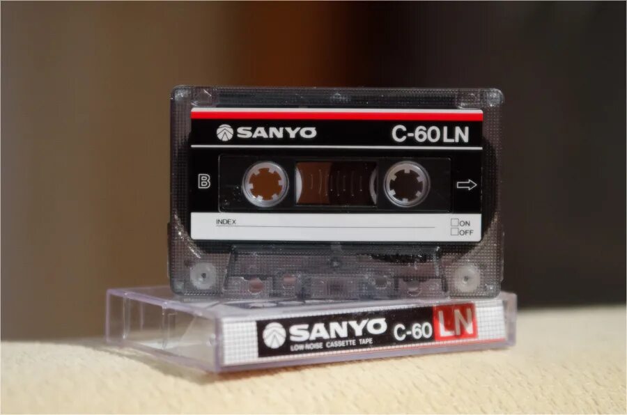 Как сделать кассету. Compact Cassette JVC. JVC gi 90 аудиокассеты. Кассета Akai 90min. Магнитола Sanyo кассета CD.