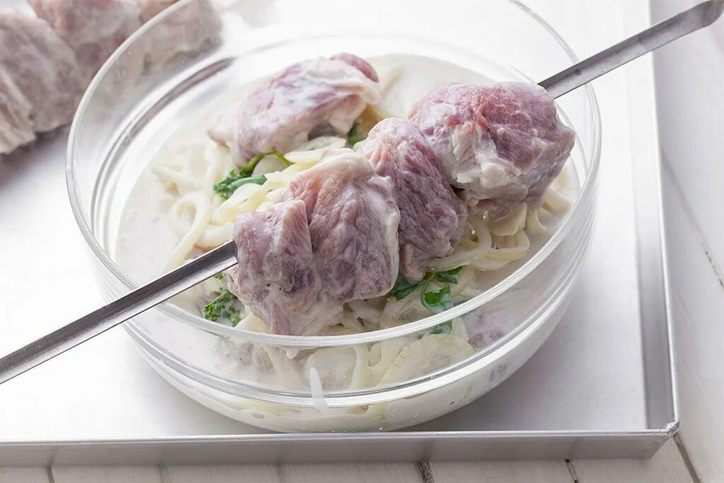Как замариновать шашлык в кефире. Шашлык в кефирном маринаде. маринад для шашлыка из свинины. мясо в маринаде для шашлыка. мясо в кефирном маринаде.