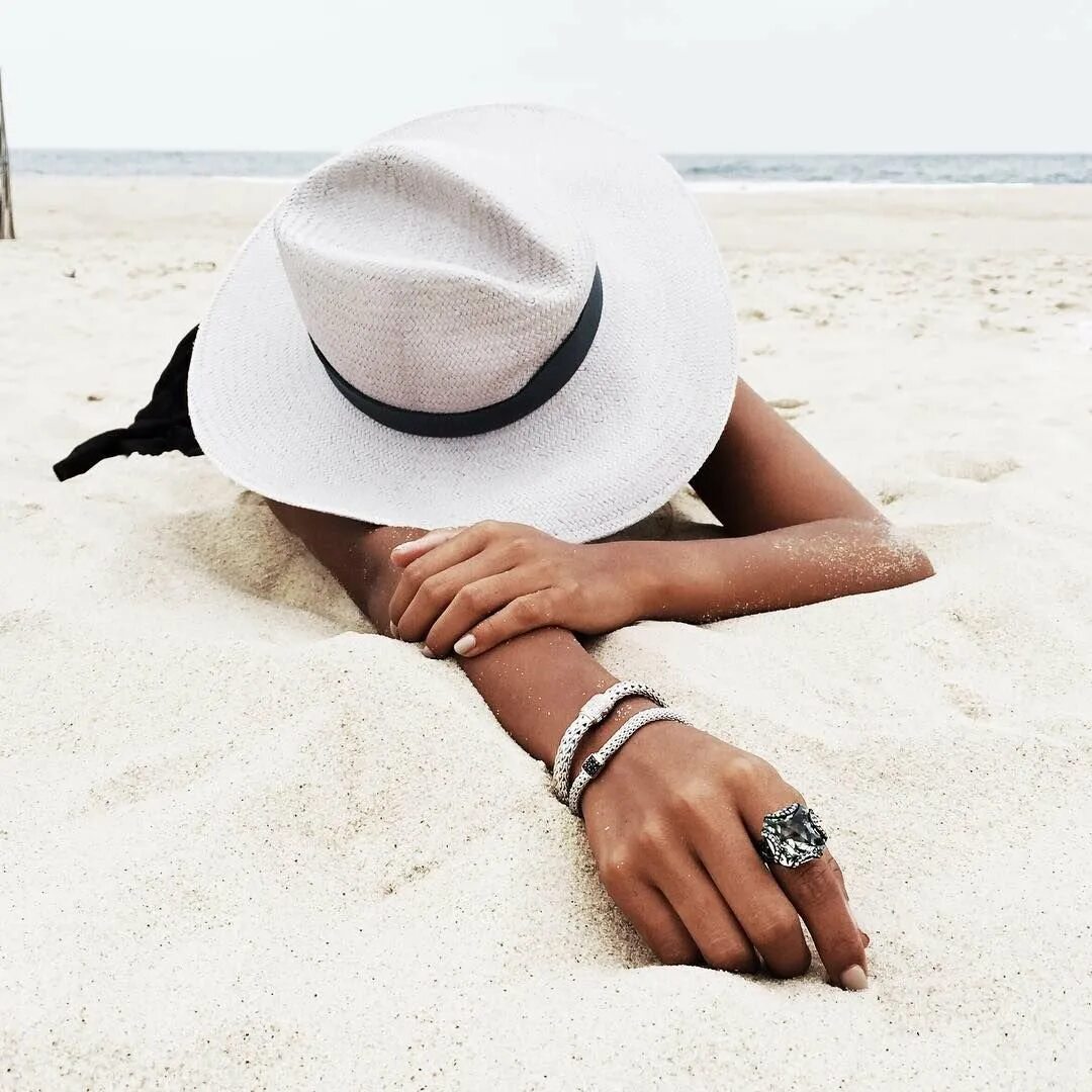 Ушел в отпуск на 2 недели. Девушка в шляпе. Девушка в шляпе на пляже. Девушка в шояпе наморе. Фотосессия на пляже в шляпе.