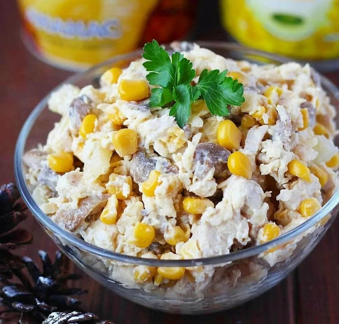 Салат с консервированной ананасом и курицей рецепт. Салат с ананасом и куриной грудкой классический. салат с ананасом и курицей. салат с курицей и анасама. ананасовый салат с курицей.