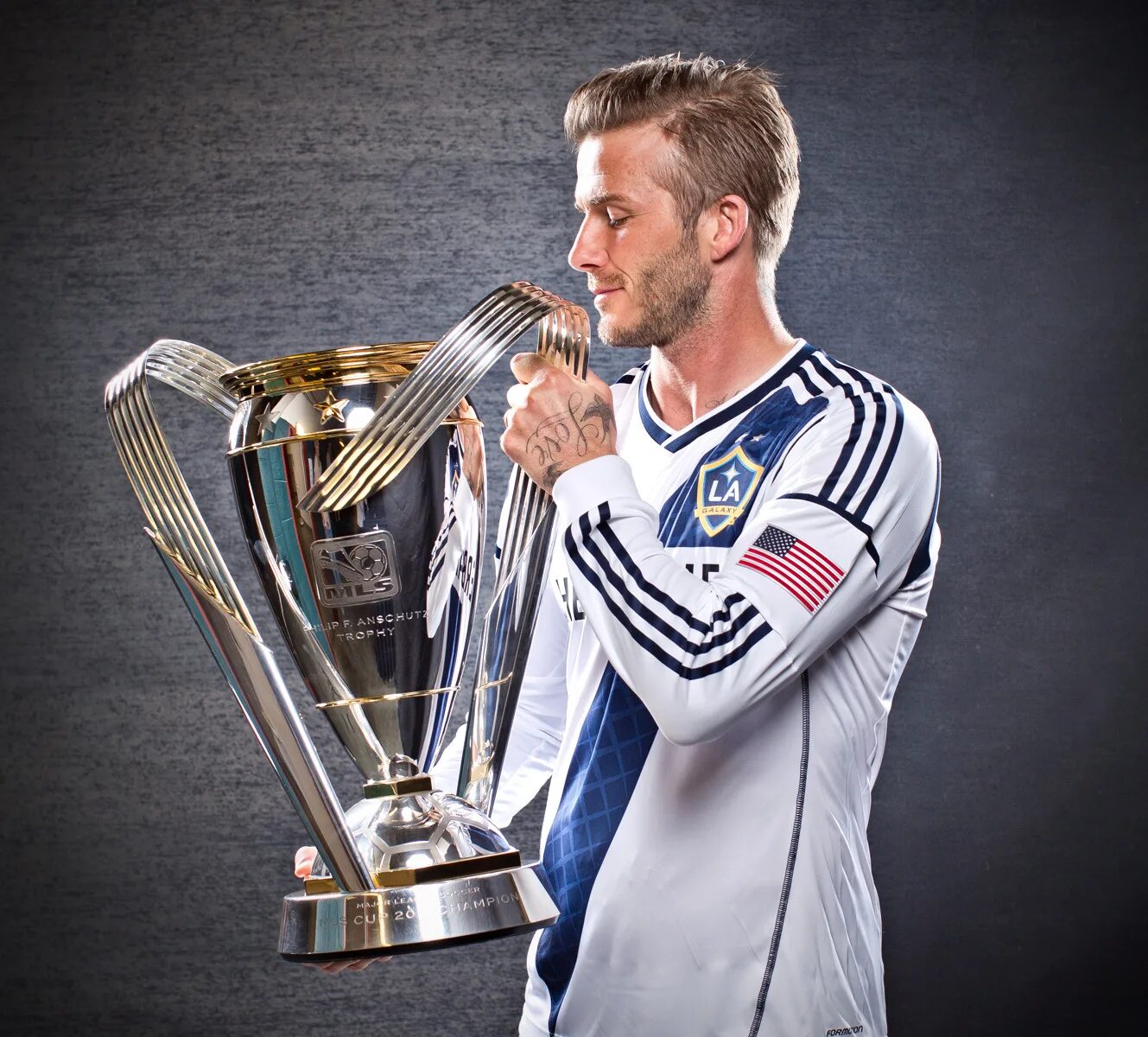 кристиано роналдо с золотым мячом. человек с наградой. кубок успеха. кубки мысли мужчины. кубок и медаль в руке.