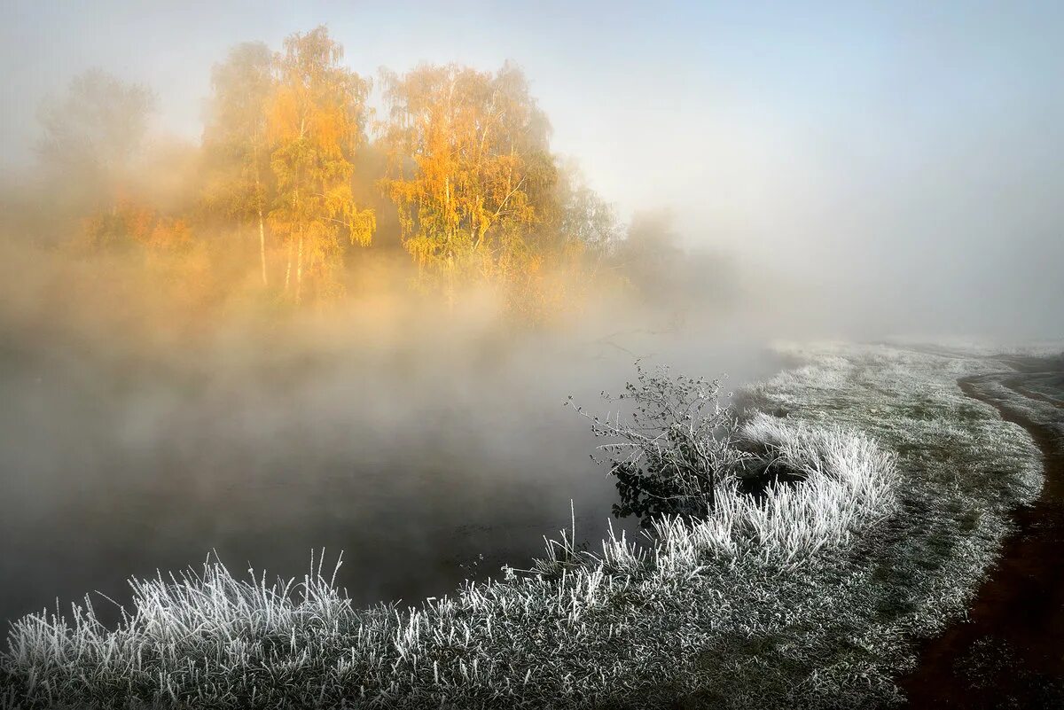 мерзопакостная погода в начале ноябре. дождь фото. солнце садилось после дождливого дня в серо. дождь за окном. солнце садилось после дождливого дня в серо.