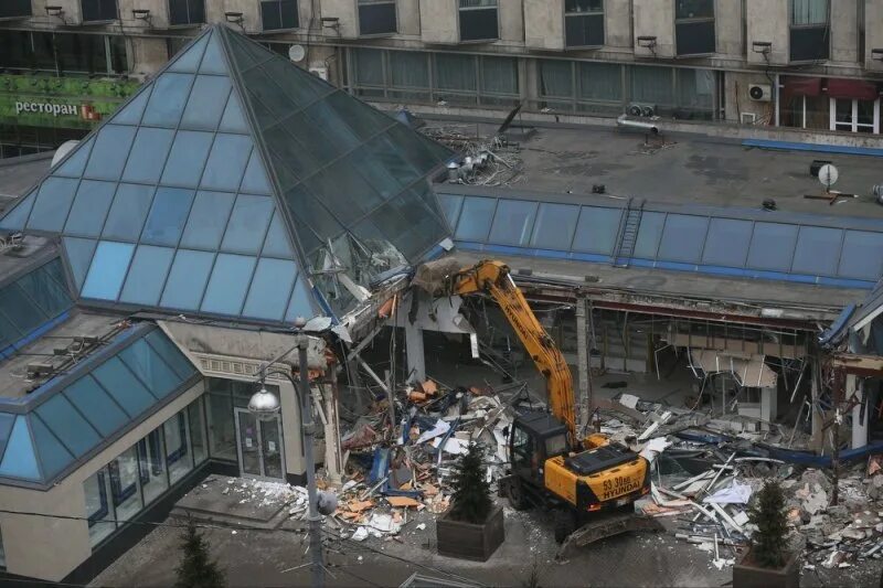 Снос тц мир. Тц пирамида на тверской. тц пирамида на пушкинской площади. самострой в москве. снос самостроя.