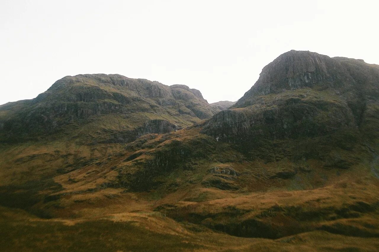 Гора элистинские холмы. Скалистая равнина. Пологий склон горы. Вытегра достопримечательности андома гора. Каменный обрыв.