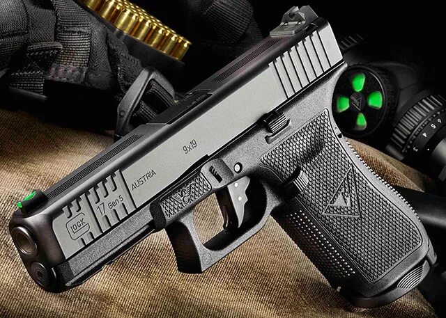 Глок 17 5 поколения с ЛЦУ. Glock 17 кастомный. Glock 19 Black Custom. Glock-17 9 мм производитель Китай. Combat оружие