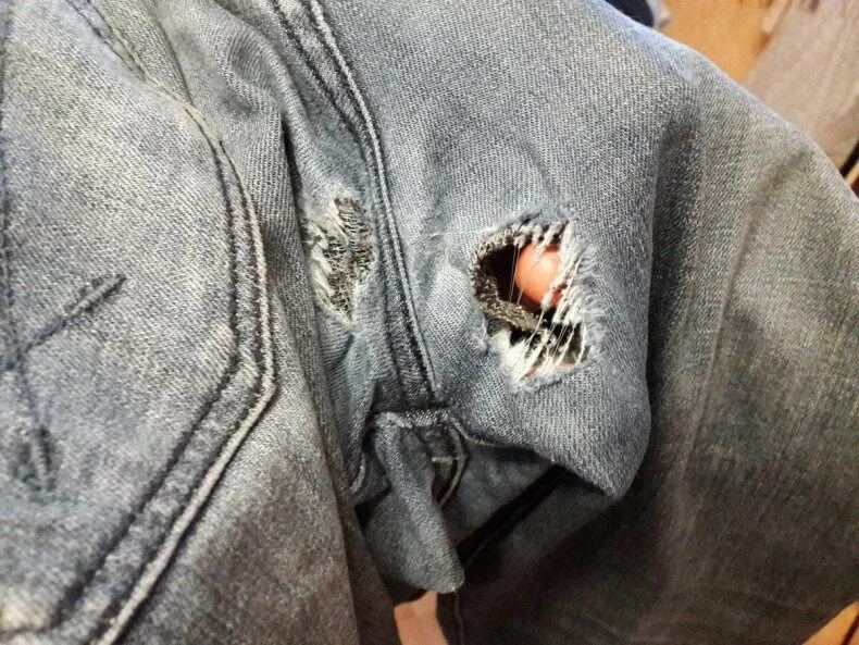 Изношенный халат. Старая изношенная одежда. Старые рваные штаны. Изношенная одежда. Изношенная одежда 6.