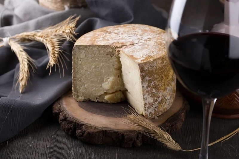 сыр легенда. древний сыр. древний сыр. Parmigiano reggiano головка. сыр происхождение.