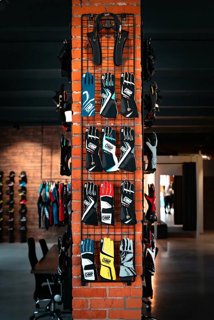 Атомс френдс перевод. Стиг atomic shop. Atomic store. Atomic store. Атом стор.