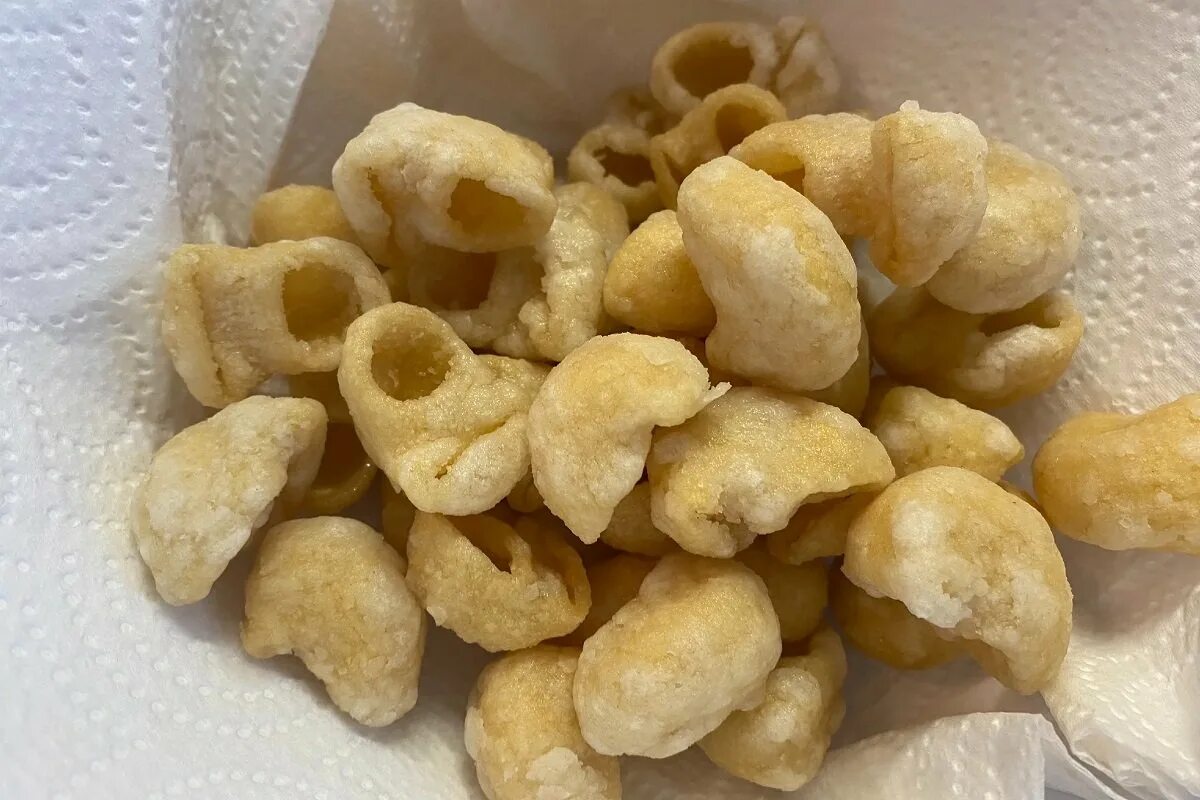 Рецепт чипсов из макарон. Макаронные чипсы. снеки из макарон. чипсы из макарон. макарон чипсы чипсы.