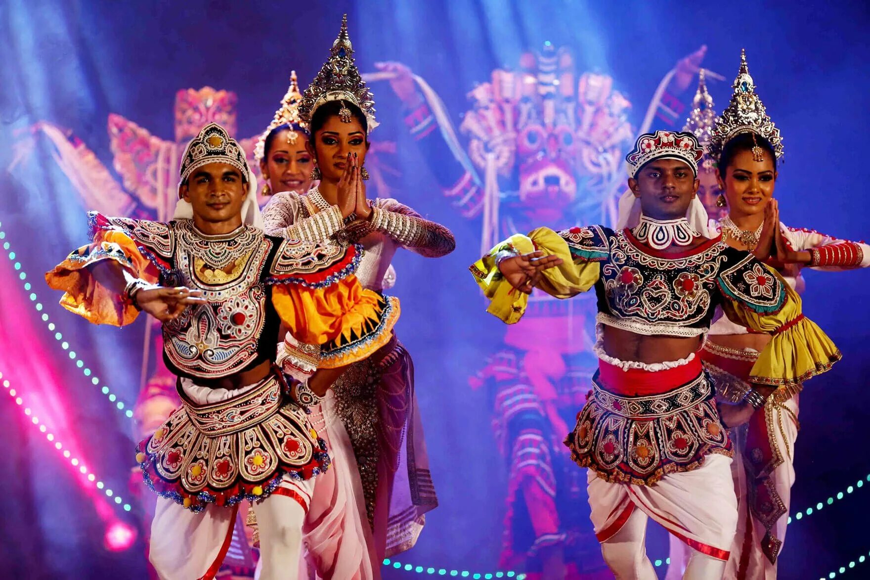Шри ланка народ. Шри Ланка национальный костюм. Шри Ланка танцы Канди. Шри Ланка национальный танец. Канди Шри-Ланка танцевальное шоу.