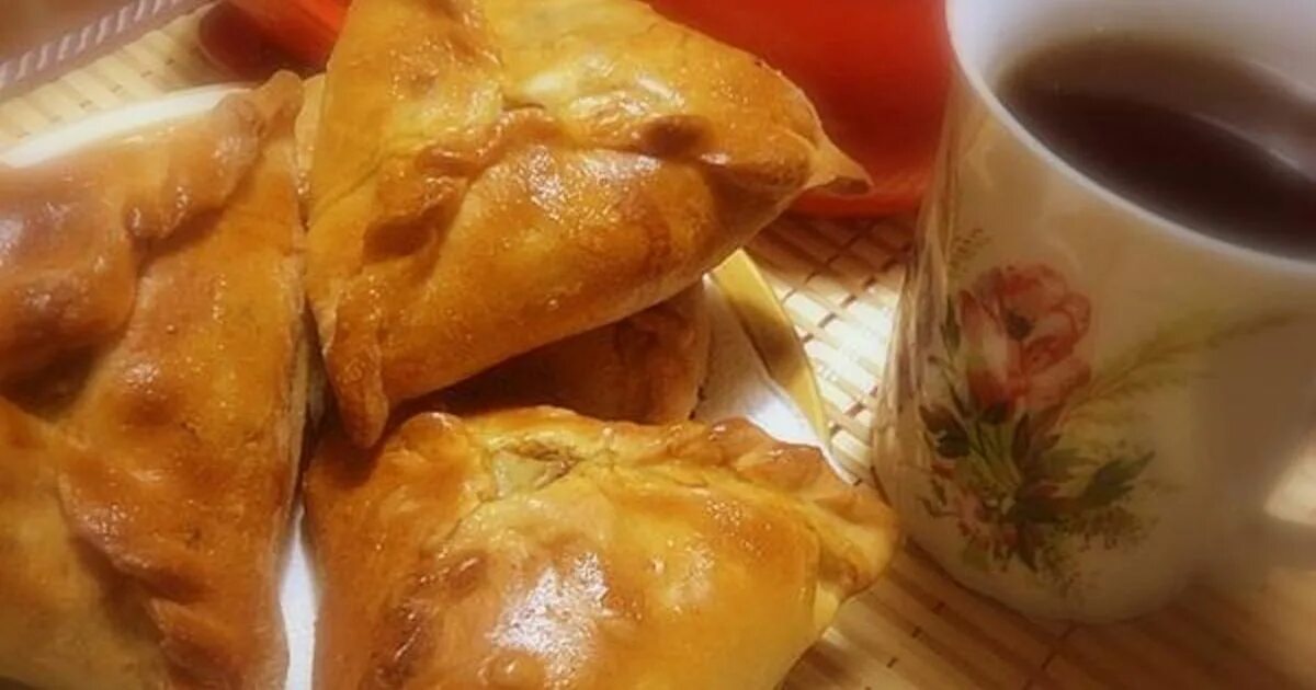 Өчпочмак с горячим чаем. Эчпочмак и чай. Национальная татарская кухня эчпочмак. Эчпочмак эдит. Өчпочмак с горячим чаем.