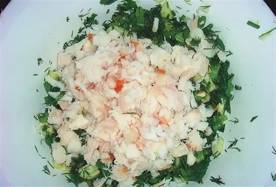 Салат с копчёной зубаткой. Салат из копченой зубатки. Рыбный салат зубатка. Салат с копченой зубаткой горячего копчения