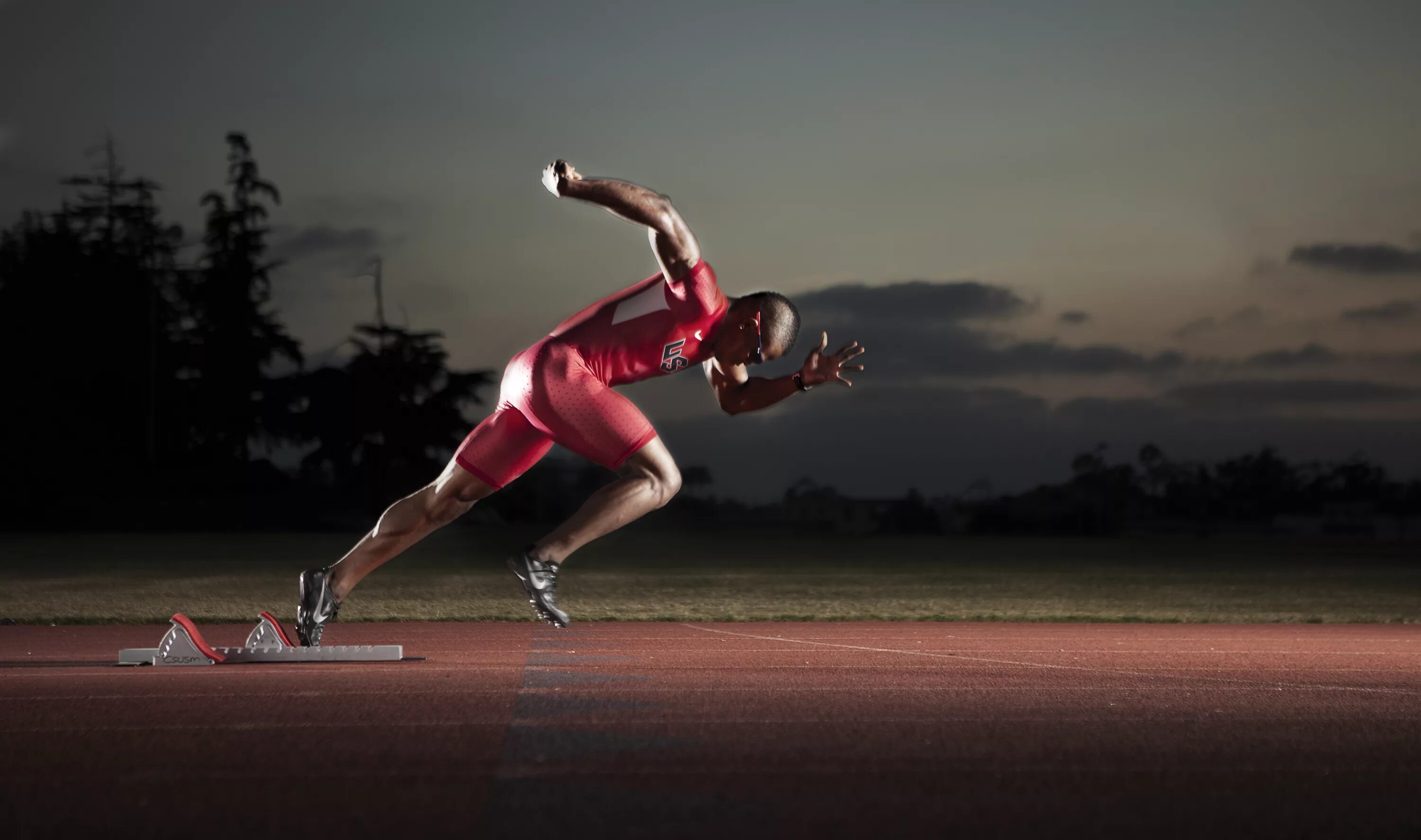 D like sport. Спринтерский бег спринт. Томми Ривз бегун. Спортсмены в движении.