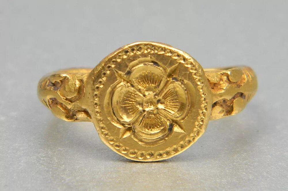 Золото и старина. Перстни 17 века золотые. Старинные украшения. Старые золотые украшения. Антикварное золотое кольцо.